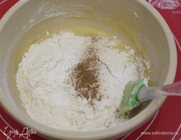 Добавить муку, соду, корицу.