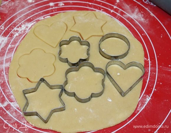 Раскатать тесто и вырезать формочками печенье.