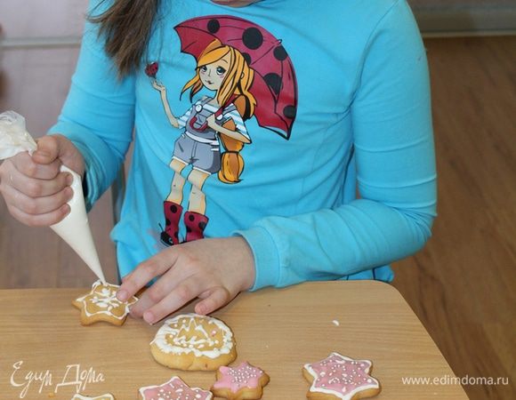 Взбить один белок со стаканом сахарной пудры, поместить в корнетик и с помощью ребенка украсить печенье!