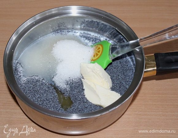 Соединить все ингредиенты для начинки, кроме марципана. Кастрюлю поставить на средний огонь, довести  до кипения. Уменьшить огонь и варить, помешивая, в течение 3 — 5 минут, пока начинка хорошо не загустеет. Остудить.