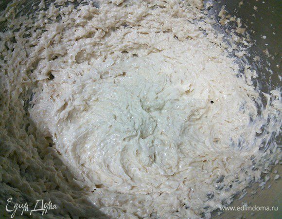Размягченное масло взбить с сахаром до посветления и увеличения в объеме. 