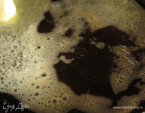 Растапливаем масло сливочное.