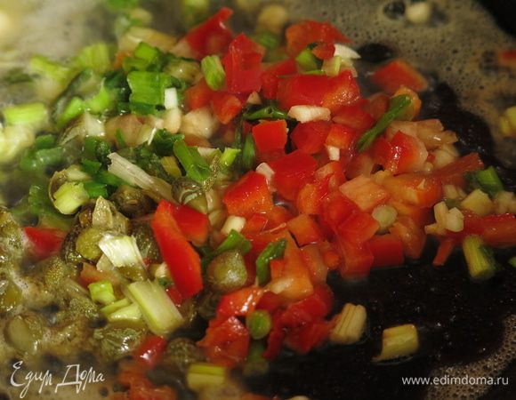 Две минуты обжариваем специи и зелень лука. Запах очень аппетитный!