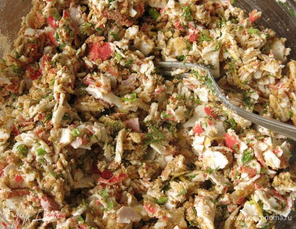 Всыпаем сухари панировочные, перемешиваем.