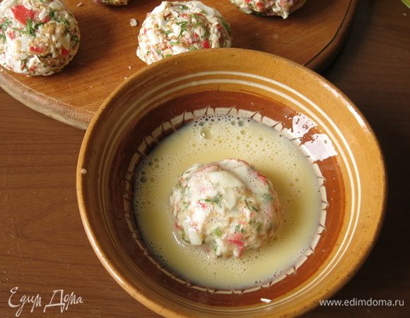 Помещаем котлету в льезон.