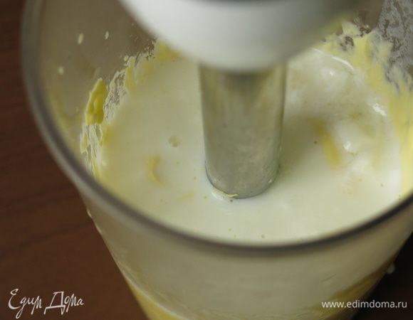 Наливаем молоко, предварительно подкисленное соком лимона и выдержанное при комнатной температуры, в оригинале 1/4 стакана пахты.