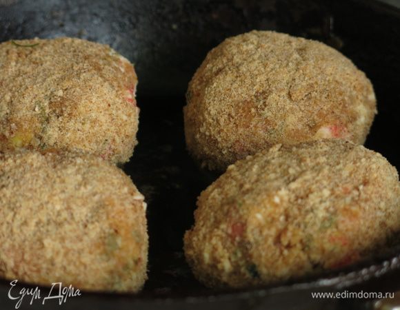 Обжариваем по 3 минуты с каждой стороны, и немного с боков на растительном масле.