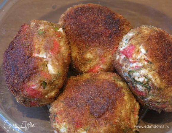 Выкладываем на салфетку, снимаем жир, подаем с соусом. Котлеты получаются легкими, соус нежного зеленого цвета с лимонно-чесночным вкусом. Приятного аппетита!
