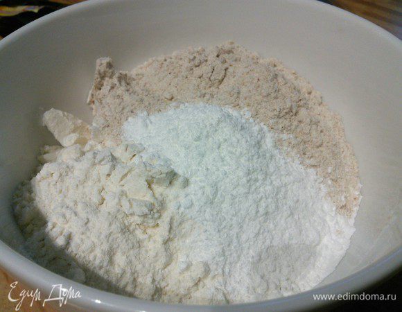 Смешать оба вида муки и разрыхлитель. Разумеется, муку можно взять только пшеничную. 