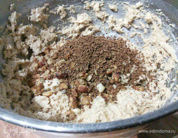 Ввести в массу мучную смесь 60 грамм орехов и растворимый кофе. 