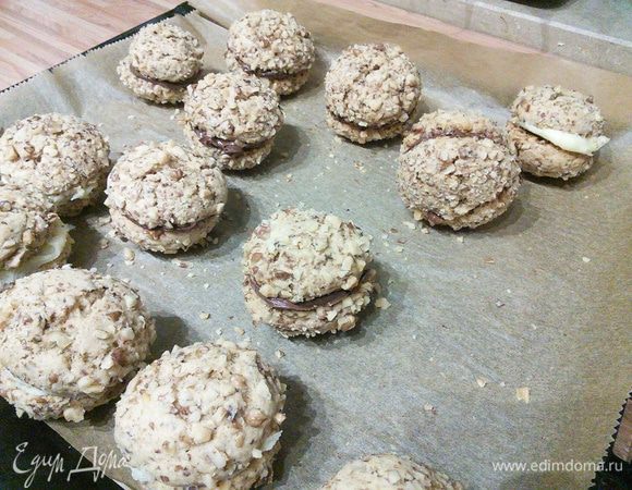 Выпекать около 12 минут. Слегка остудить. Смазать нутеллой и склеить две половинки вместе. От предыдущего печенья у меня остался очень вкусный крем из белого шоколада и сливок.           Часть печенья я промазала именно им. Рецепт здесь http://www.edimdoma.ru/retsepty/89611-pechenie-shokoladnoe-zhelanie