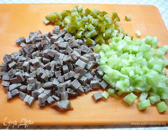 Свиной язык, свежий и маринованные огурцы также нарезаем маленькими кубиками.