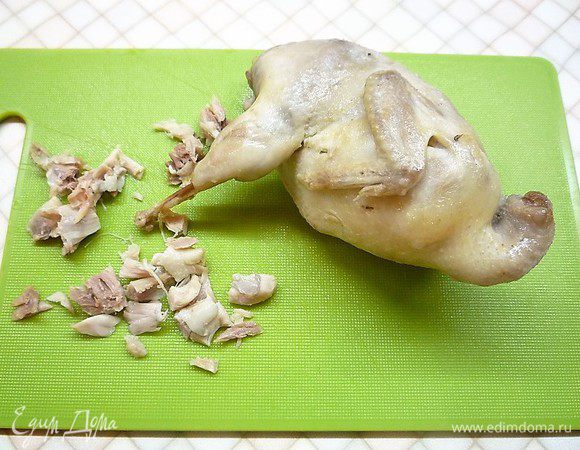 С перепелки снимаем мясо и также мелко нарезаем.