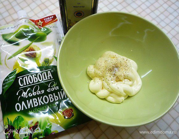 Для соуса в чашку кладем майонез ТМ «Слобода» оливковый, добавляем винный уксус, дижонскую горчицу, морскую соль, перец душистый молотый.