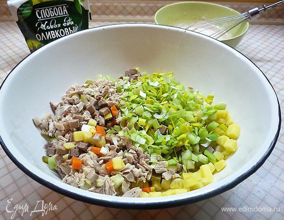 Все ингредиенты для салата смешиваем в чашке, добавляем мелко нарезанный лук порей и каперсы.