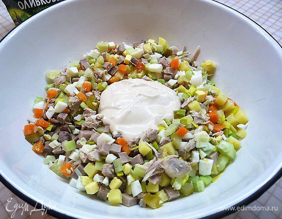 Добавляем соус и перемешиваем.