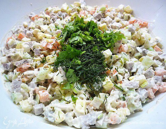 Добавляем рубленую зелень и еще раз хорошенько перемешиваем.