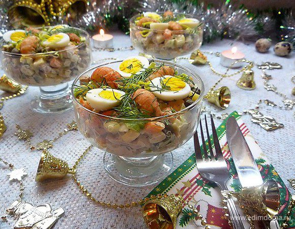 Укладываем салат в порционные салатники, украшаем раковыми шейками, перепелиными яйцами и веточками укропа.