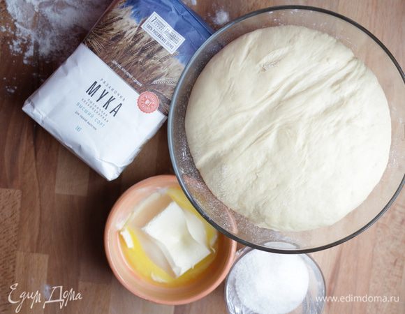 Оставить тесто подходить на полтора часа. Тем временем подготовить сливочное масло  и сахар для промазывания теста и хорошо их смешать в миске.