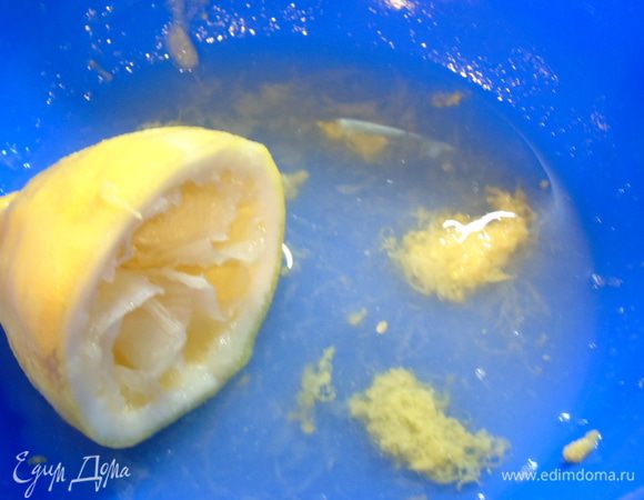 С лимона снимите цедру и выдавите сок.