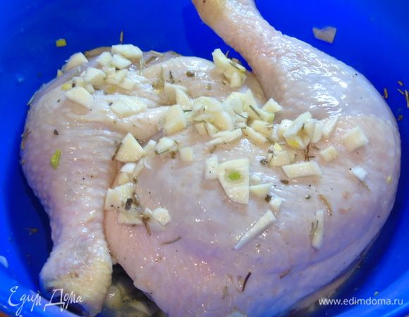 Цыпленка (у меня ножки) хорошо обвалять в маринаде и оставить на 30 минут мариноваться.