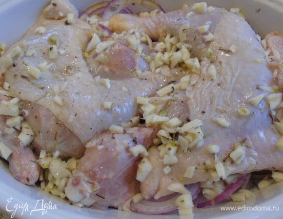 Выложите мясо поверх лука и полейте остатками маринада.