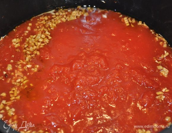 Добавьте к чесноку томаты, доведите до кипения, посолите и оставьте тушиться на маленьком огне на 10 минут, периодически помешивая.