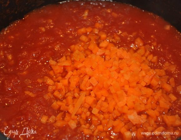 По прошествии 10 минут добавьте нарезанную мелкими кубиками морковь и оставьте тушиться еще минут на 20.