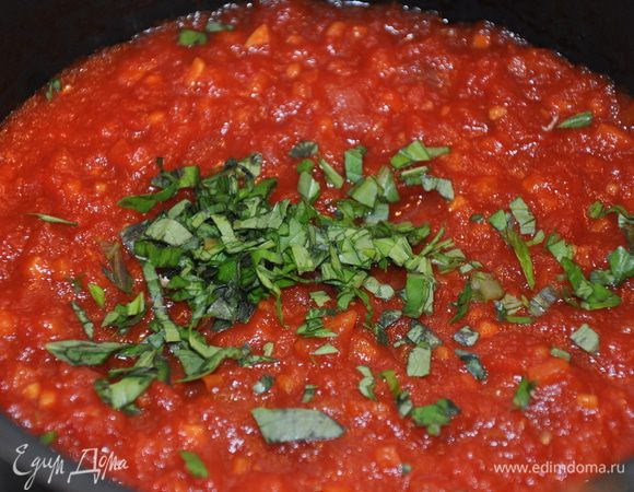 За 5 минут до готовности соуса добавьте мелко накрошенный свежий зеленый базилик. Соус у вас должен получиться достаточно густым.