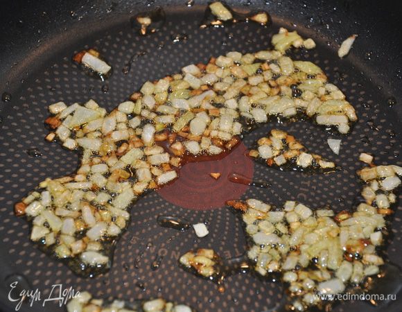 В это время обжарьте на оливковом масле мелко нарубленный лук до золотистого цвета. Выложите лук в емкость.