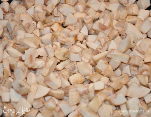 На том же масле, что жарили лук, обжарьте до готовности мелко нарезанные шампиньоны.