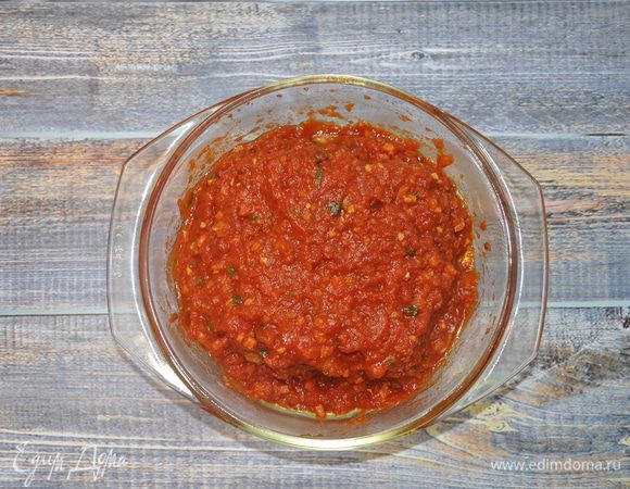 Сверху залейте каннеллони оставшимся соусом.