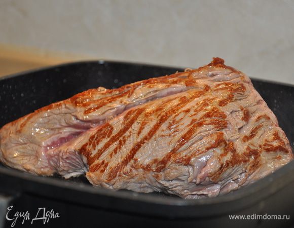 Берем мясо, смазываем его оливковым чесночным маслом и быстро обжариваем его на раскаленной сковороде до появления корочки, время от времени переворачивая. 