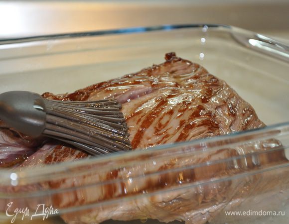 Укладываем мясо в форму и опять смазываем оливковым чесночным маслом. Не солим, чтобы мясо сразу не дало сок.