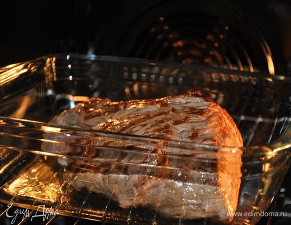 Ставим мясо в прогретую до 240°С духовку на 15 минут, после этого переворачиваем его и запекаем еще минут 8.