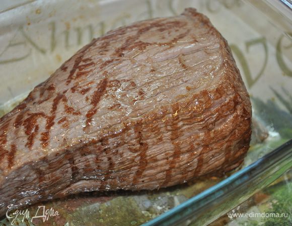 Затем достаем мясо, даем ему отдохнуть, в это время уменьшаем температуру в духовке до 150°С и ждем, пока она остынет. Мясо солим и отправляем снова в духовку допекаться до готовности.