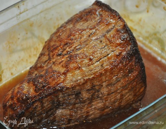 Достаем мясо из духовки. На нем должна появиться румяная корочка.