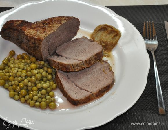 Подавать ростбиф с консервированным зеленым горошком и горчицей. 
