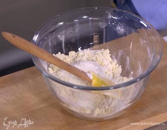 Муку и предварительно размягченное сливочное масло растереть в крошку, затем добавить кокосовую стружку и еще немного растереть.
