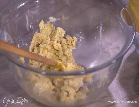 Добавить яйцо, сахар и все перемешать.