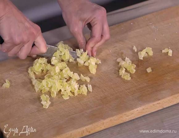 Ананасовые цукаты мелко порезать.