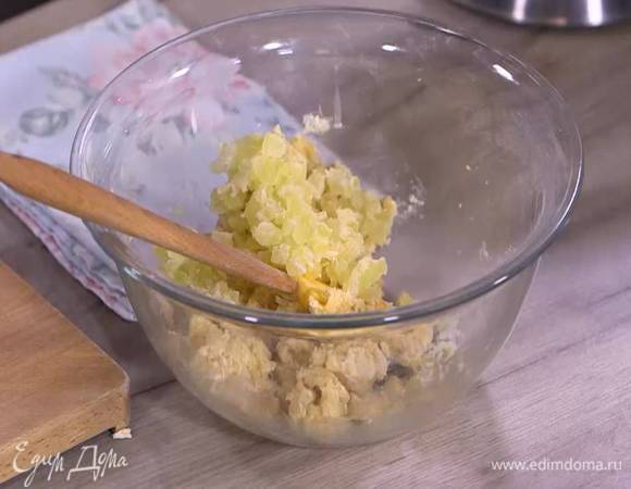 Измельченные цукаты добавить в тесто и вымесить все руками.