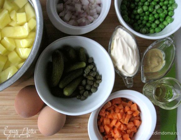 Приготовить все необходимое. Картофель почистить, нарезать крупными кубиками, поместить в холодную воду, чтобы вода прикрывала картофель. Зеленый горошек разморозить. Морковь почистить, нарезать мелкими кубиками. Сварить морковь в небольшом количестве воды, в конце варки добавить на 1 — 2  минуты оттаявший горошек. Слить воду через дуршлаг, дать овощам обсохнуть. Лук шалот почистить, нарезать мелкими кубиками. 