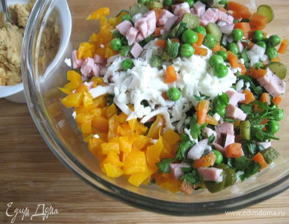 Белок от 1 яйца натереть на крупной терке. Второй белок, натертый на мелкой терке, можно использовать для украшения. Я так делала в предыдущем рулете (ссылка в описании рецепта). Болгарский перец запечь в течение 30 минут в фольге в духовке, остудить под холодной водой, нарезать небольшими кубиками. Смешать горошек, морковь, перец (его надо немного отжать, чтобы не было лишней жидкости),  белок, измельченную зелень петрушки, ветчину, огурцы с каперсами и луком. Желтки с горчицей и соевым соусом можно добавить к начинке, а можно ими обмазать картофельное тесто (так поступила я).