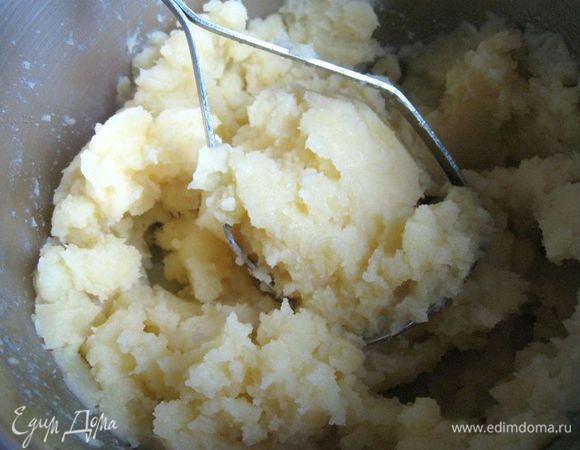 Отварить картофель в подсоленной воде (1 ч. л.)  до полной готовности, воду слить, размять картофель, добавив при этом 2 столовые ложки оливкового масла, ванилин, перемешать. 