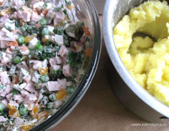 Перемешать. Начинка не должна быть жидкой (добавляйте майонез постепенно, следите за консистенцией).  