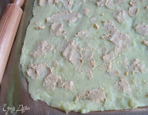 Смазать желтками с горчицей и соевым соусом.