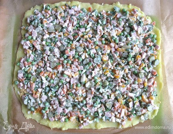 Равномерно распределить начинку.