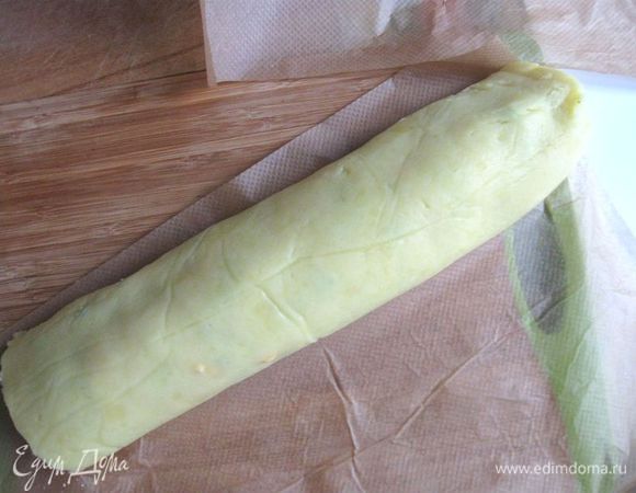 Свернуть рулет при помощи бумаги для выпечки, на которой лежит рулет. 