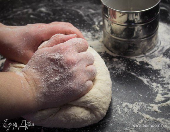 Молоко подогреть, смешать с дрожжами и сахаром, накрыть полотенцем и оставить на 10 минут. 
Добавить растопленное масло и соль, всыпать просеянную муку и соль и хорошо перемешать. Переложить тесто на стол и вымесить до гладкости. Тесто не должно липнуть к рукам. Муки может уйти немного больше или меньше.